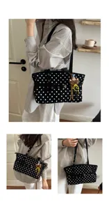 Borsa shopper grande a pois in tela casual con ciondolo a orsetto per uso quotidiano.