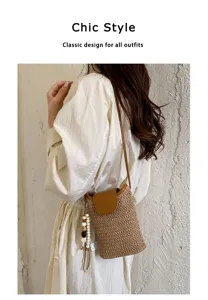 Koreaanse stijl geweven stro crossbody tas met lederen flap en houten kraal hanger voor dames.