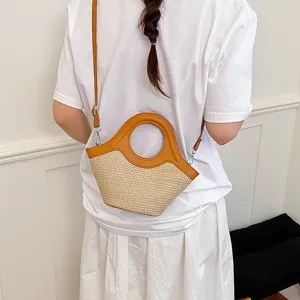 Κομψή ψάθινη τσάντα χιαστί με στρογγυλή λαβή, ιδανική για casual καλοκαιρινές διακοπές σας.