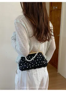 Vue détaillée d'un sac de soirée chic à fleurs avec lanière de perles et belle chaîne.