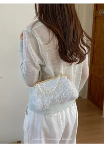 Vue détaillée de la pochette de soirée florale en mesh blanc avec chaîne de perles.