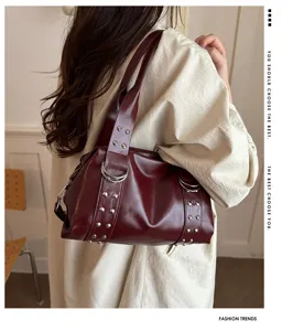 Detailansicht der stylischen Nieten-Schultertasche, lässiger Pendler-Stil mit Metallnieten.