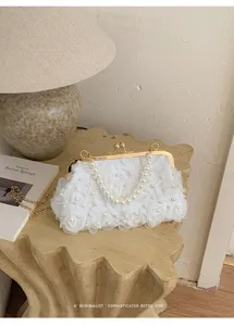 Élégante pochette de soirée blanche à fleurs et perles avec chaîne dorée pour femmes chic.