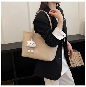 Elegante bolso tote beige para mujer, con lindo colgante de nube de felpa para el día a día.