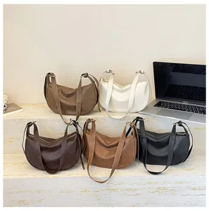 Vista dettagliata della borsa a tracolla in pelle PU da donna, borsa hobo minimalista, capiente.