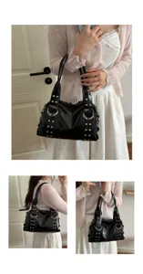 Nahaufnahme einer stilvollen schwarzen Schultertasche mit Nieten und Metallringen für Damen.