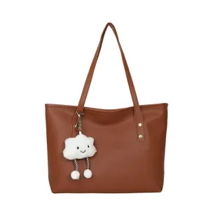 Bolso de mano marron de cuero retro con colgante de nube de peluche para mujer chic.