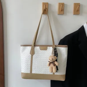 Chic borsa tote intrecciata bianca con finiture marroni e ciondolo orsetto, borsa a spalla casual.