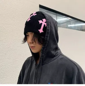 Bonnet en tricot noir unisexe avec écussons croix rose originaux, chapeau streetwear tendance.