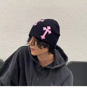 Bonnet en tricot unisexe avec patchs croix roses, bonnet streetwear tendance pour l'hiver.