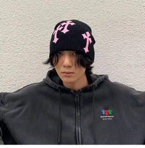 Bonnet en tricot noir avec motif de croix rose streetwear hip hop chaud pour hiver