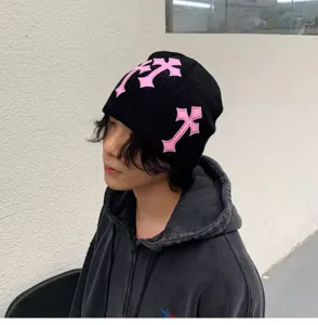 Bonnet en tricot noir avec écussons croix roses, bonnet streetwear tendance hip-hop hommes et femmes.