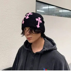 Bonnet en tricot noir avec motif de croix rose streetwear chapeau chaud d'hiver chic