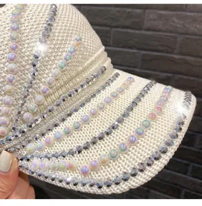 Primer plano detalles sombreros de sol verano anti-UV mujer con perlas y strass