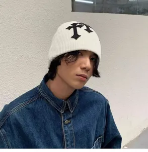 Bonnet tricoté unisexe avec application de croix, style streetwear automne hiver chaud.