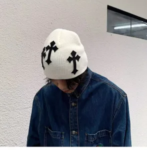 Bonnet tricoté unisexe avec écussons croix noirs, chapeau tendance pour l'automne et l'hiver.