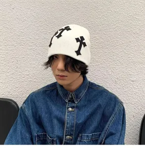 Bonnet en tricot unisexe blanc avec écussons croix noirs style streetwear automne hiver