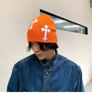 Bonnet en tricot orange avec des patchs croisés blancs, bonnet d'hiver streetwear tendance homme.