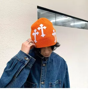 Bonnet en tricot orange avec patchs croix blancs, chapeau streetwear tendance automne hiver.