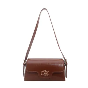 Sac à bandoulière vintage en cuir verni marron pour femme, sacoche élégante avec fermoir en métal.