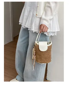 Bolso cubo de paja trenzada estilo coreano para mujer bandolera ligera con perla blanca