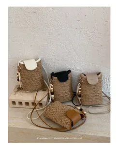 Detalles del bolso bandolera mini de paja trenzada con abalorio de madera y solapa.