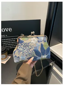 Elegante pochette blu con ricamo floreale e paillettes, chiusura a scatto e catena per la sera.