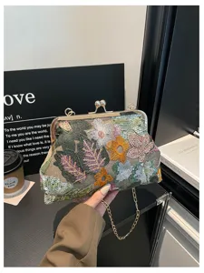 Vista dettagliata della borsa da sera floreale ricamata con paillettes e catena di metallo.