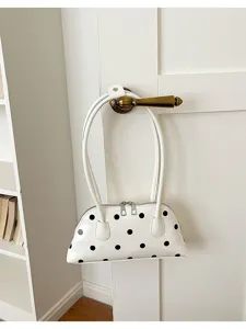 Witte schoudertas met stippen, minimalistische damestas voor dagelijks Woon-werkverkeer en mode-outfits.