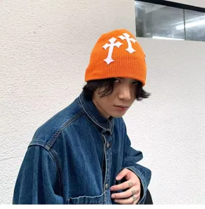 Bonnet en tricot stylé avec patch croix, bonnet d'hiver chaud et décontracté pour hommes.