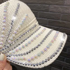 Gorra de sol de punto beige con perlas brillantes y pedrería para el verano.