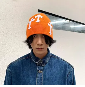 Bonnet en tricot orange unisexe avec croix blanches, beau bonnet d'hiver streetwear chaud.