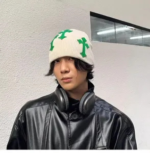 Bonnet en tricot unisexe avec patchs de croix gothique, style streetwear sombre automne hiver.