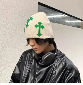 Bonnet en tricot unisexe avec patchs de broderie croix verte, style streetwear sombre bonnet d'hiver.