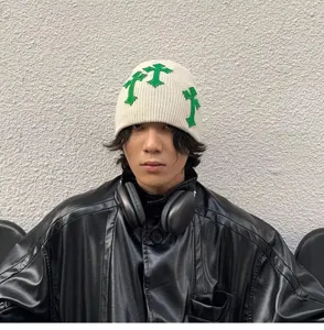 Bonnet en tricot unisexe avec écussons croix verts, bonnet streetwear tendance automne hiver.