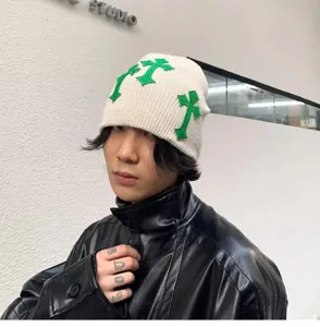 Bonnet en tricot unisexe mode streetwear d'hiver avec écussons croix verte chapeau