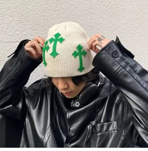 Bonnet vue de détail, bonnet tricoté chaud avec patchs croix verte, style streetwear.