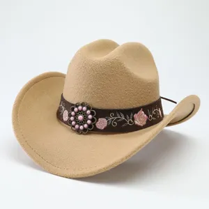 Klassischer kamelfarbener Western Cowboyhut mit ethnischer Stickerei und Perlenschnalle.