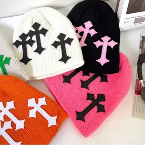 Bonnet en tricot unisexe avec patchs de croix audacieux style streetwear hip hop hiver