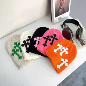 Bonnet en tricot unisexe avec patch croix, bonnet slouchy tendance streetwear pour hiver et automne.