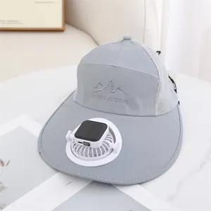 Vue rapprochée du chapeau de soleil gris à ventilateur solaire et mini ventilateur frontal.