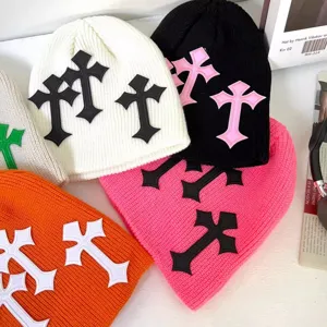 Bonnet slouchy en tricot à patch croix gothique, casquette streetwear chaude d'hiver unisexe.