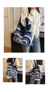 Vista dettagliata della borsa a spalla in maglia blu e bianca con elegante motivo a cuore.
