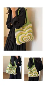 Vista dettagliata di una borsa a tracolla in maglia con motivo a cuore verde e giallo.