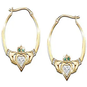 Goldene Claddagh Creolen mit Herz und Krone Design und funkelnden Steinen verziert.
