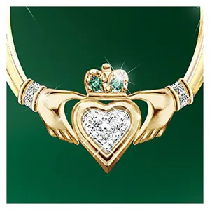 Detailansicht der Claddagh Herz Halskette, goldenes Metall mit funkelnden Kristallen und Krone.