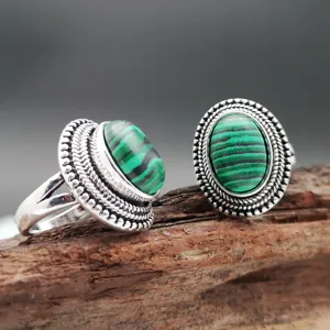 Detailansicht eines Vintage-Sterlingsilberrings mit natürlichem grünen Malachit-Edelstein.