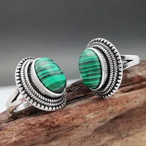 Detailaufnahme von Vintage 925 Silberringen mit ovalen grünen Malachit Natursteinen.