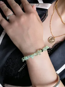 Dettaglio bracciale in pietra di cristallo naturale verde, elegante gioiello da polso.