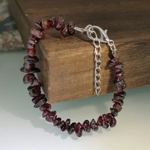 Bracciale di pietre preziose di granato rosso naturale con chiusura a moschettone in argento.